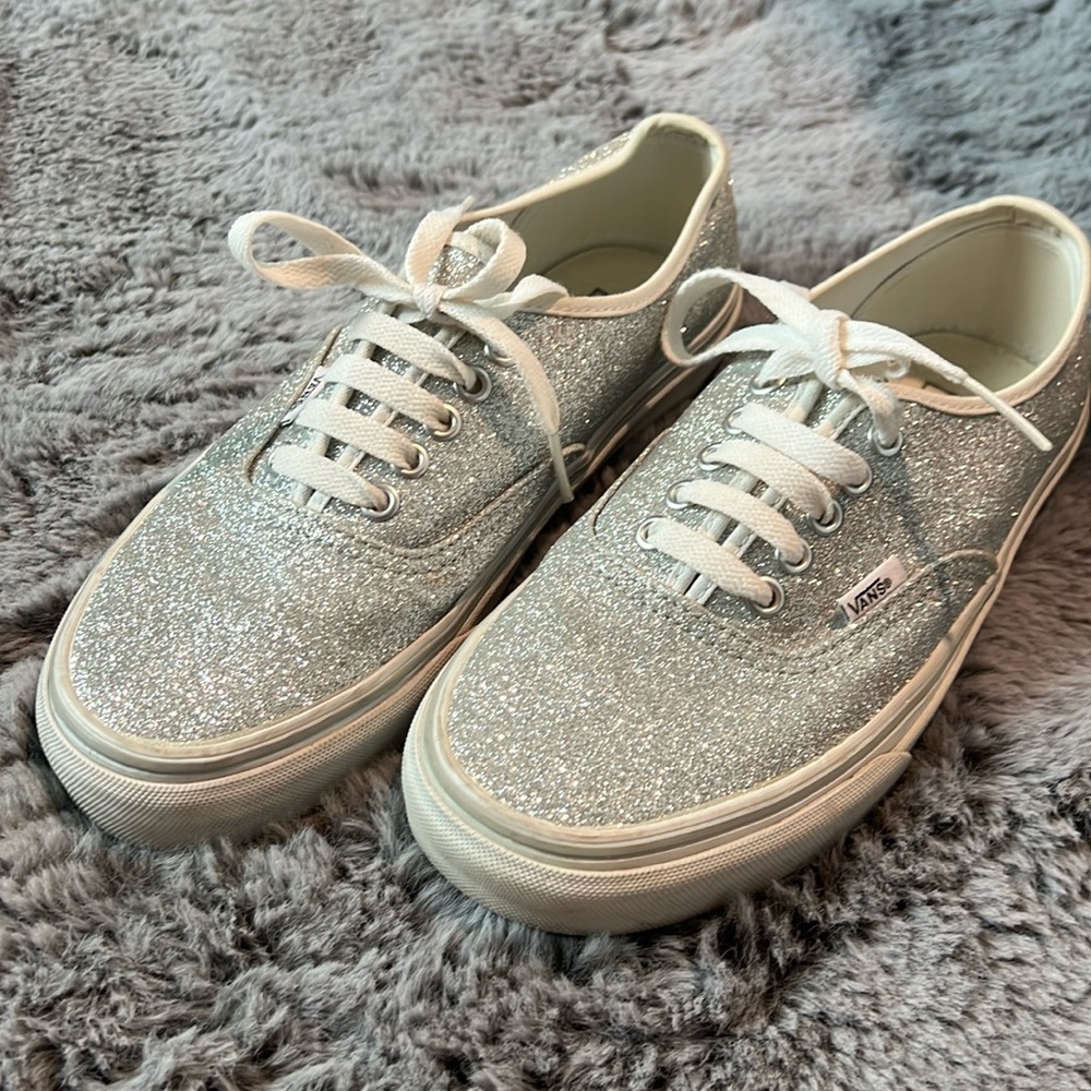 Silver vans, 8.5